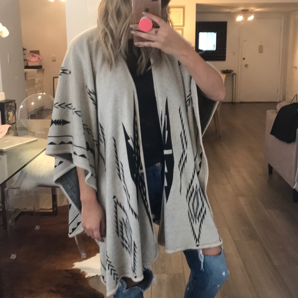 KNIT PONCHO BEIGE/BLACK